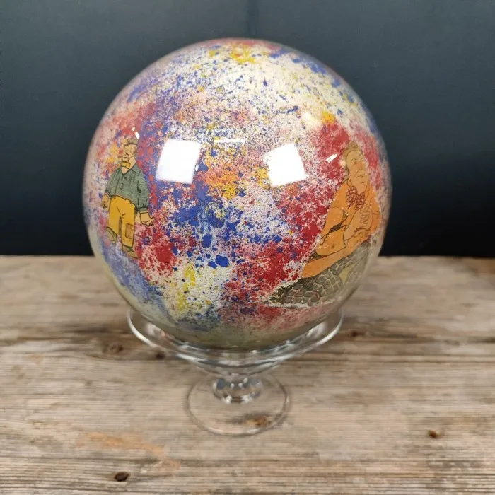 Boule à perruque XIXème verre & chromo à Personnages humoristiques - Le palais des bricoles