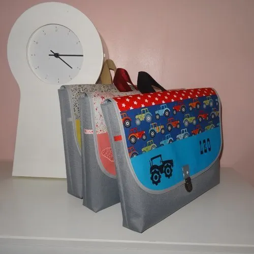 Cartable type besace gf garçon avec prénom theme tissu au choix (tracteur ....) idéal maternelle....