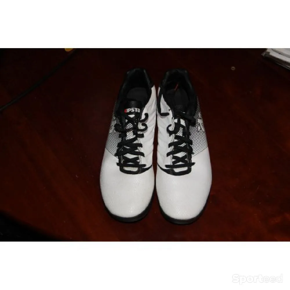 crampon blanc kipsta d'occasion Ajouté le : 06/01/2022
