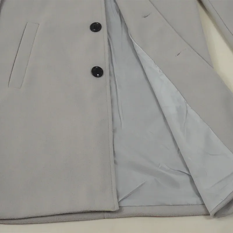 Manteau en laine élancé avec design simple boutonnage