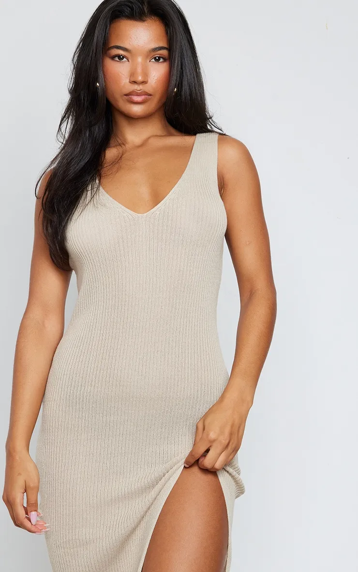 Robe mi-longue en maille tricot gris pierre à col en V et fente sur le côté