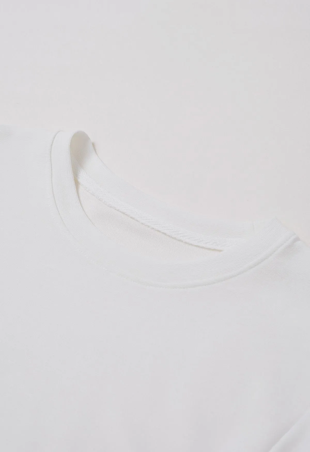 T-shirt à manches courtes avec détail torsadé en blanc